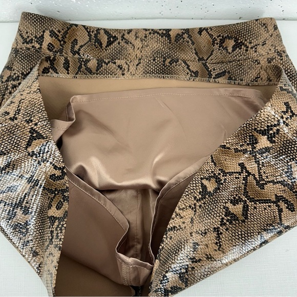 Blank NYC Women’s Size 26 Faux Snake Leather Lined Miniskirt - Picture 7 of 10
